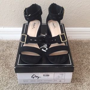 Low heeled, black sandals